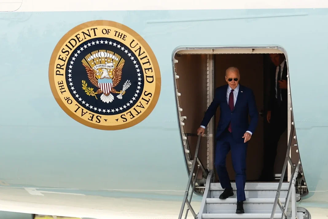 Biden viaja a Angola buscando reducir la dependencia de China