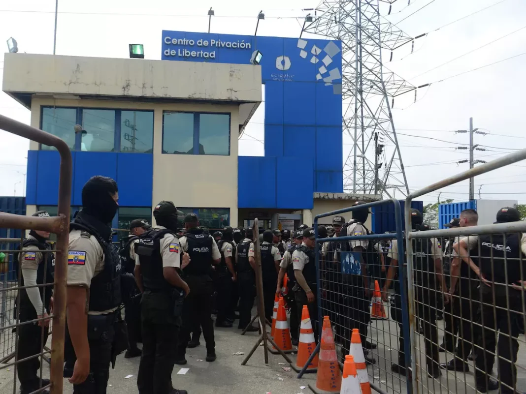Ecuador once heridos tras explosión en cárcel