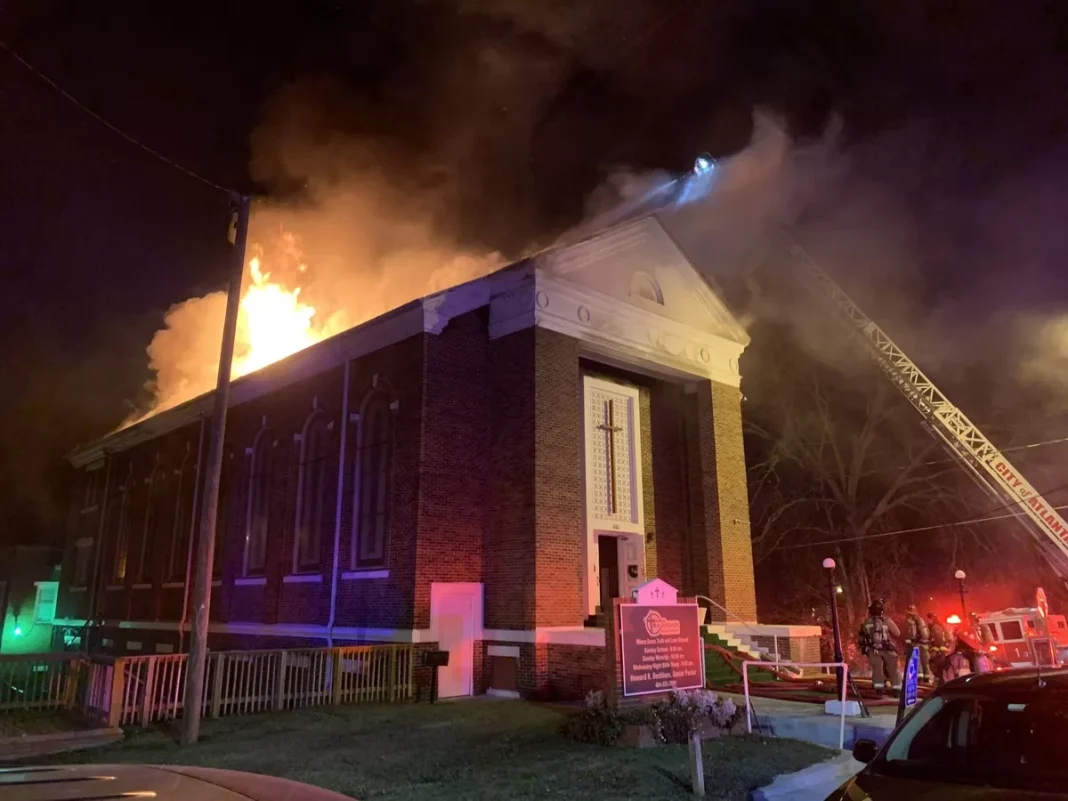 Incendio destruye el techo de una iglesia en Atlanta (1)