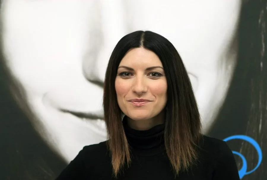 Laura Pausini sufre caída durante show