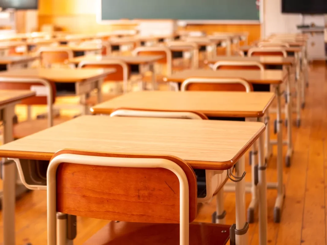 Profesor de Cherokee es arrestado por conducta inapropiada con menor